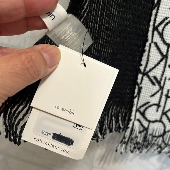 NWT Calvin Klein Reversible Scarf Black and White - Picture 6 of 12